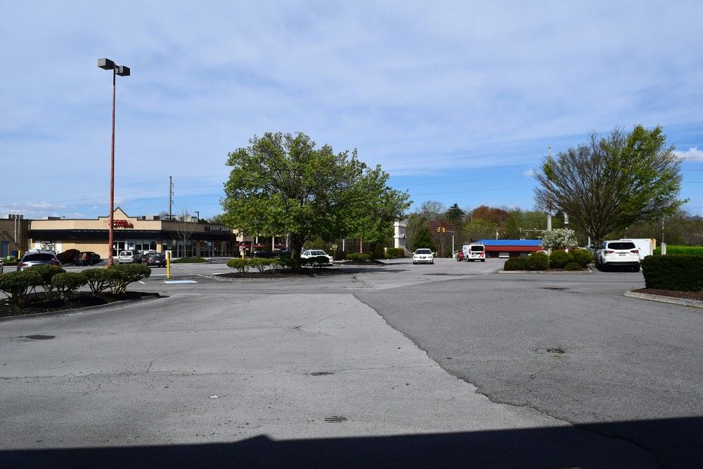 Manhattan Place Shopping Center: 1175 Oak Ridge Turnpike, Oak Ridge, TN 37830